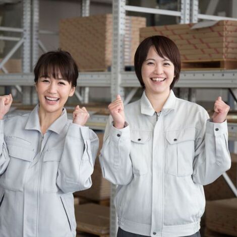 物流倉庫で働く女性